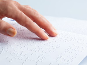 Finger tasten Blindenschrift